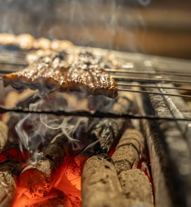 炭でうなぎを焼いている画像